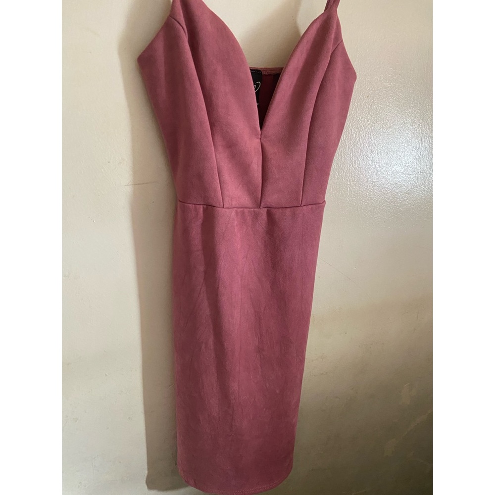 Great dress for a simple night out. Worn once